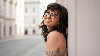 Junge Frau mit Piloten-Brille im Freien