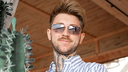 Junger Mann mit rahmenloser Sonnenbrille