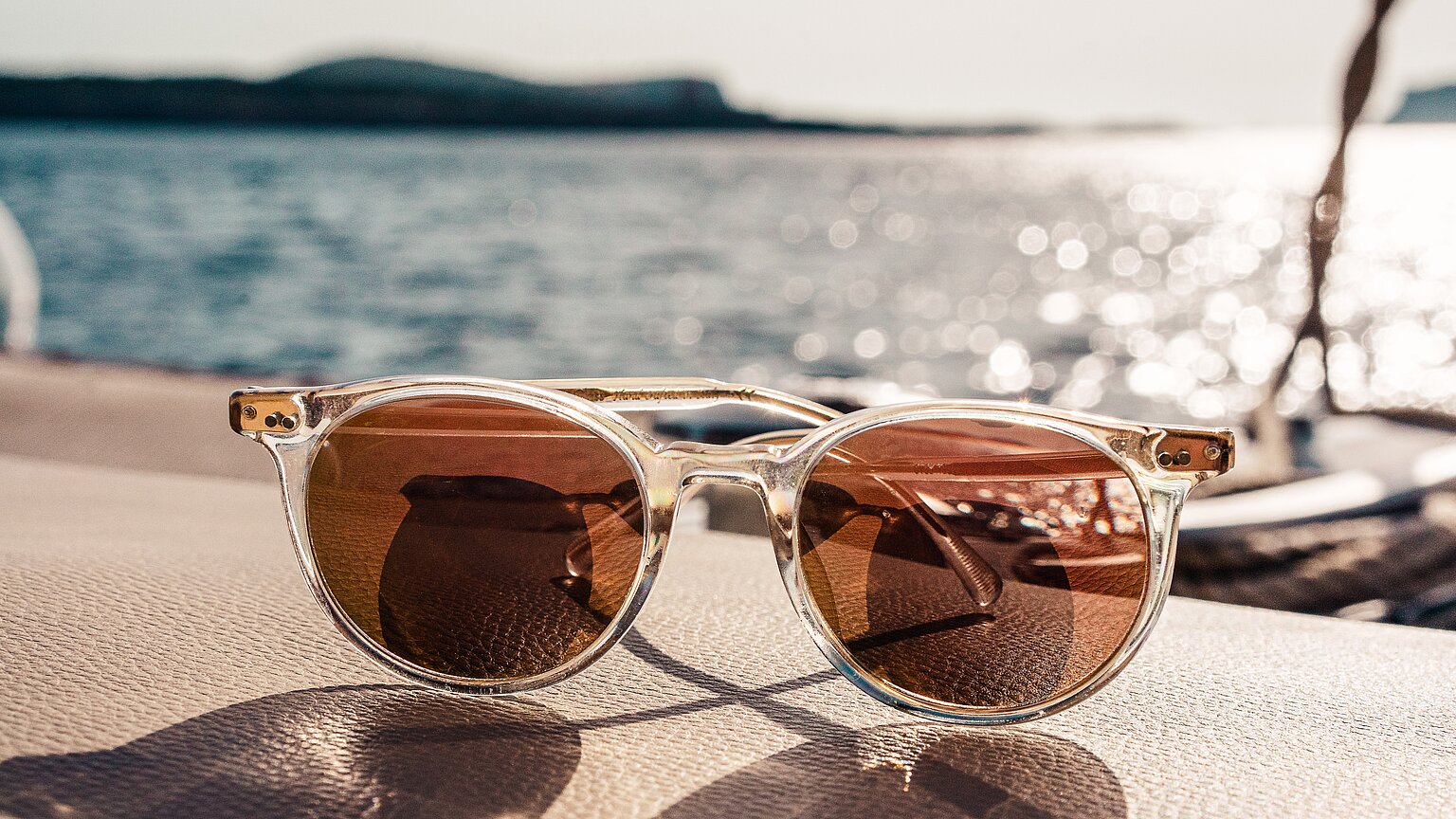 Nahaufnahme Sonnenbrille am Strand