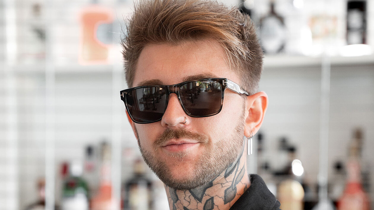 Herrensonnenbrille im Freien von einem jungen Mann getragen