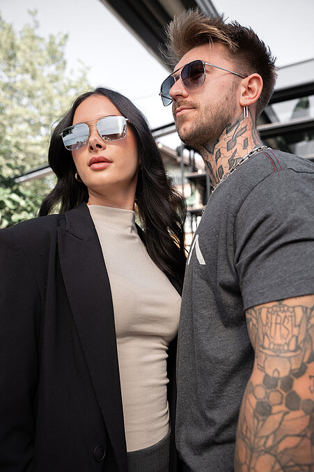 Junge Dame und Herr mit Piloten-Sonnenbrillen