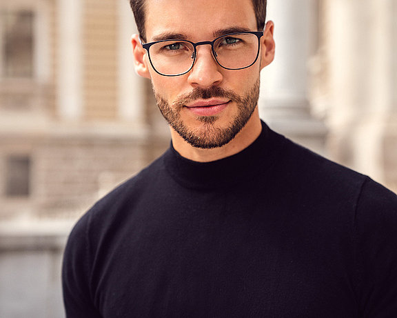 Portrait eines Mannes in dunklem T-Shirt mit modischer Brille