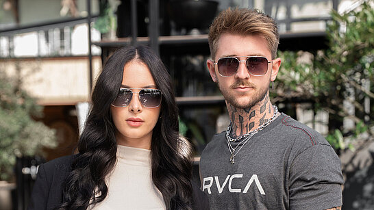 Junge Dame und Herr mit Pilotenbrillen im Freien