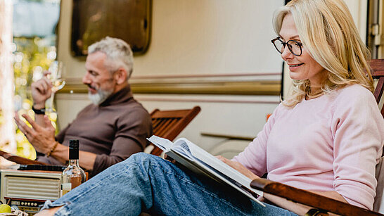 Frau mit Brille liest ein Buch