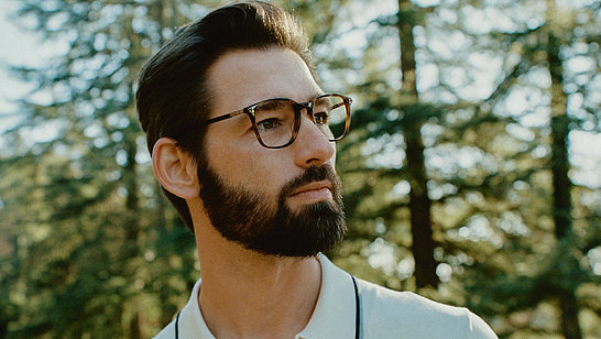 Portrait eines Mannes in Polo-Shirt mit Hackett Brille