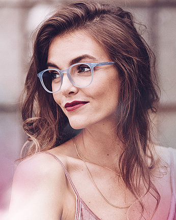 Portrait einer Frau mit C/ME Brille