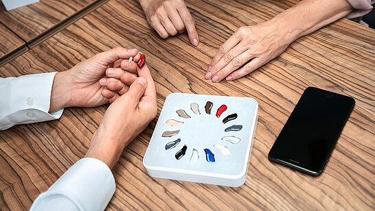 Verschiedenfarbige Hörgeräte auf einem Tisch