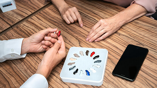 Verschiedenfarbige Hörgeräte auf einem Tisch