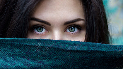 Nahaufnahme einer Frau mit blauen Augen