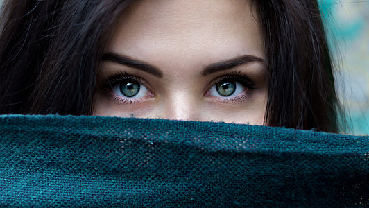 Nahaufnahme einer Frau mit blauen Augen