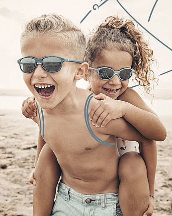 Kinder am Strand mit Sonnenbrillen 