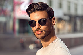 Portrait eines Mannes mit einer Sonnenbrille von Jaguar