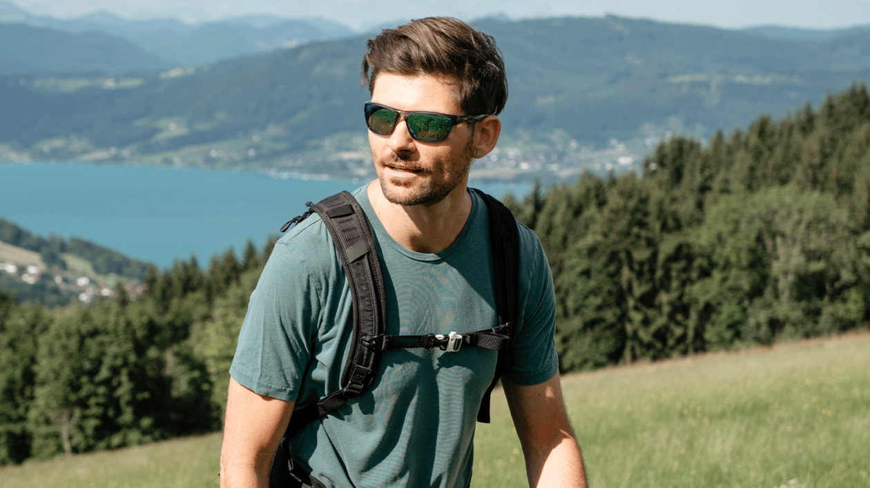 [Translate to Deutsch (Deutschland):] Junger Herr mit Sportbrille beim Wandern