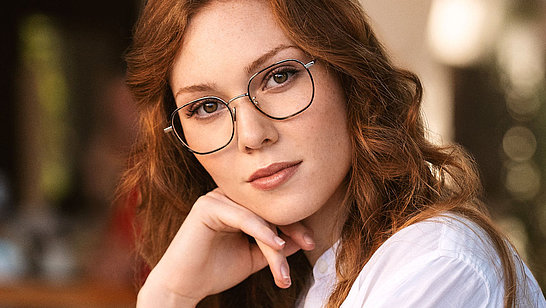 Portrait einer Frau mit Brille