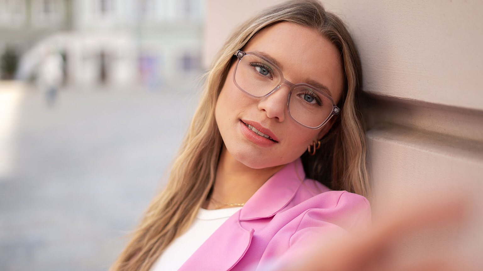 Junge Frau mit eckiger Brille im Freien