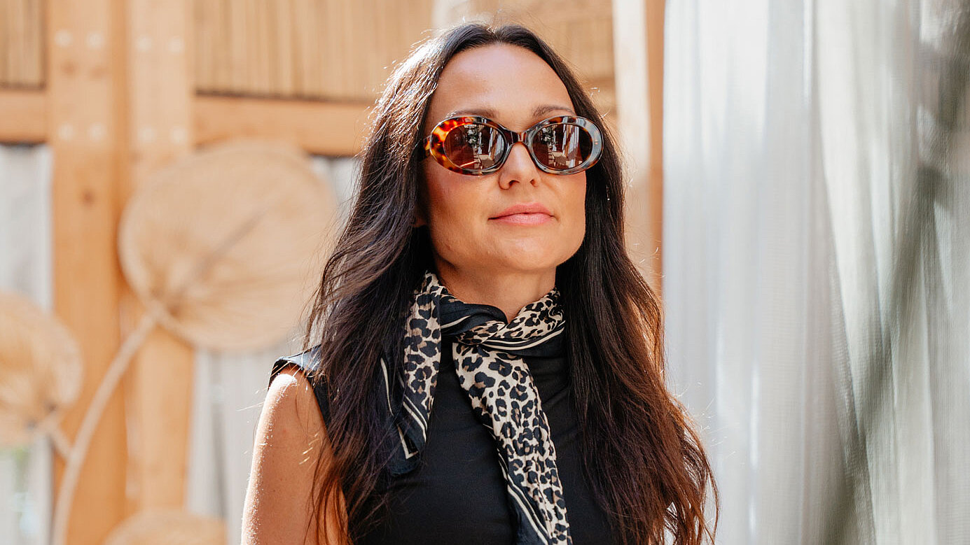 Junge Dame mit Havanna-Sonnenbrille