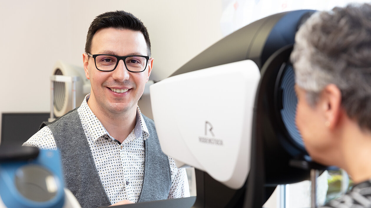 Mann mit Brille beim Optiker