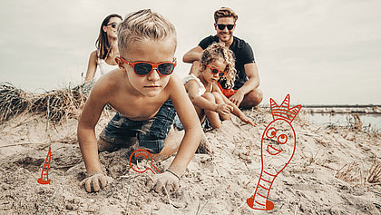 Kinder am Strand mit Sonnenbrillen 