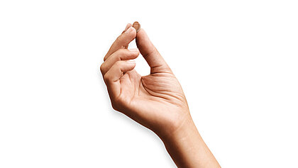 Eine Hand hält ein Hörgerät