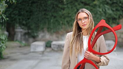 Eine Frau und ein Mann mit Brillen