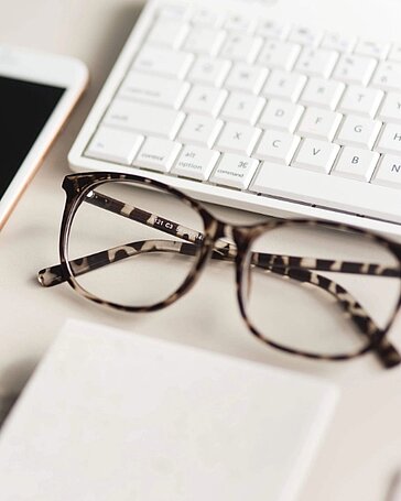 Eckige Brille auf Tisch