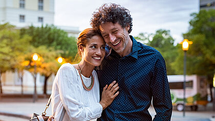 Ein Mann und eine Frau gehen Arm in Arm spazieren