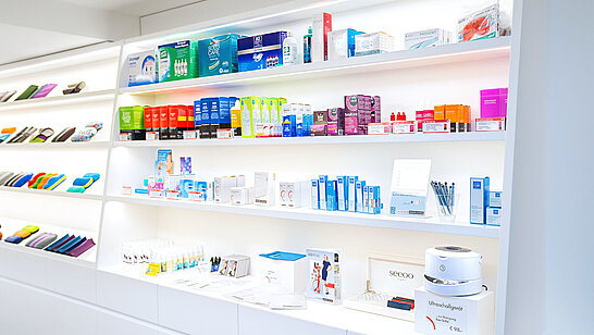 Regal gefüllt mit Kontaktlinsen-Zubehör