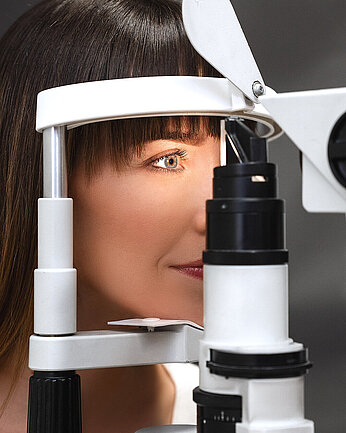 Nahaufnahme einer Dame, die gerade einen Sehtest durchführt